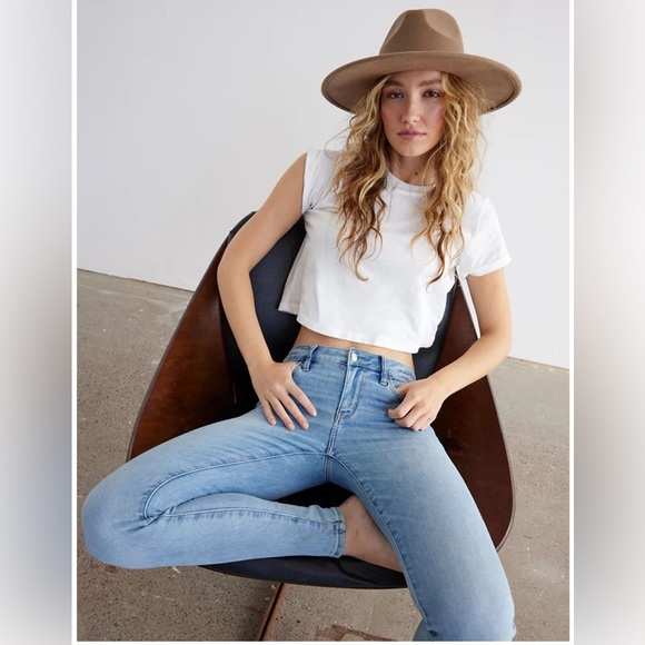 American Eagle Medium Wash Skinny Jeans - Picture 3 of 7